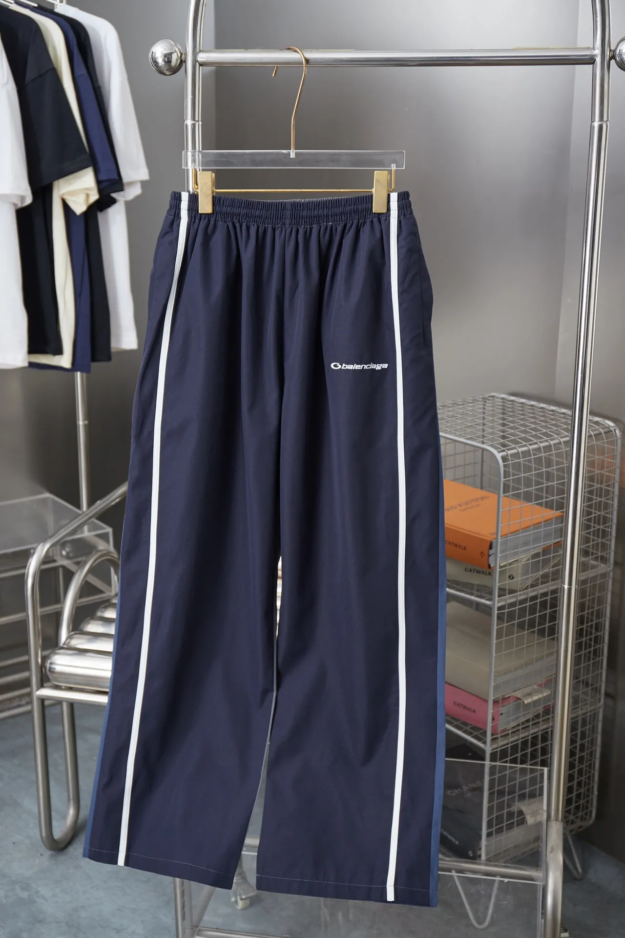 Balenciaga 𝘽𝘼𝙇𝙀𝙉𝘾𝙄𝘼𝙂𝘼 BLCG 25SS double-split waterproof sports pants. Light luxury. A must-have item for daily commuting for men and women. Correct version. Welcome to compare. Detailed features · Customized matt Taslan jacket fabric · The entire fabric is pre-treated with a waterproof coating · The interior is made of three-level polyester bird's eye mesh · OS ultra-loose silhouette design · Side pockets · Elastic waistband design · Contrast color Black webbing splicing · Front and rear contrast color splicing and cutting design · Imported Tajima machine embroidery ring logo · Original main mark washed tag brand packaging Color: White/Royal Blue Size: 46/48/50/52